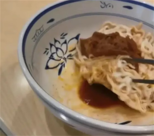 男子花22元买了碗面一口就能吃完