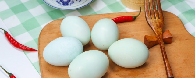 咸鸭蛋外壳发霉发黄能吃吗 咸鸭蛋外壳发霉发黄可以吃吗