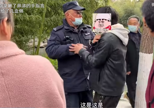 男子在趵突泉中捞鱼被保安怒怼