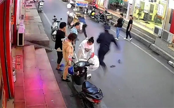 男子摆摊被城管追