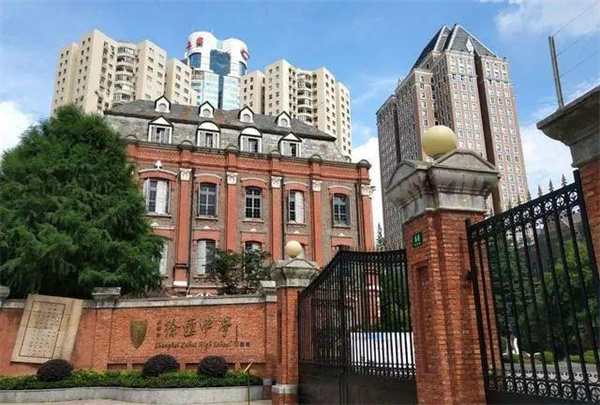 女生戴假发进入男浴室偷拍被发现 教育局回应正在调查