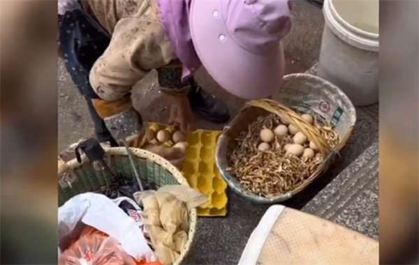 集市老人把超市买的鸡蛋当土鸡蛋来卖