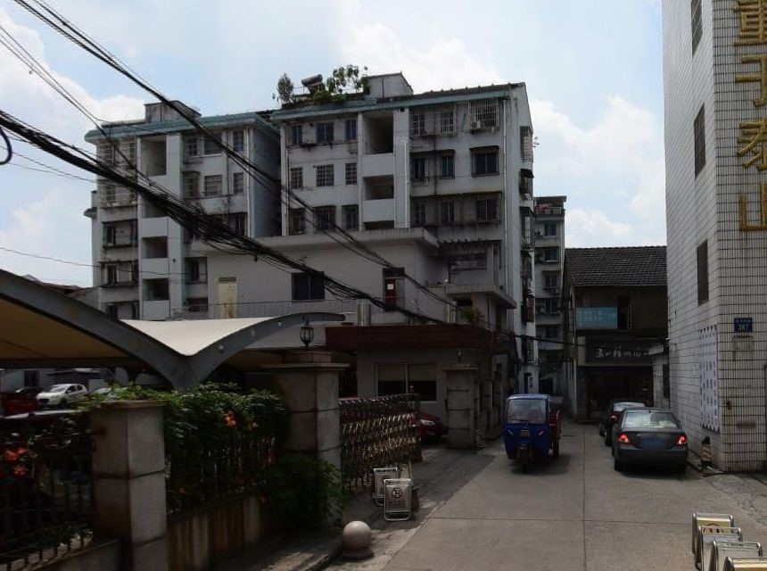 回小区太晚被要求收取2元开门费