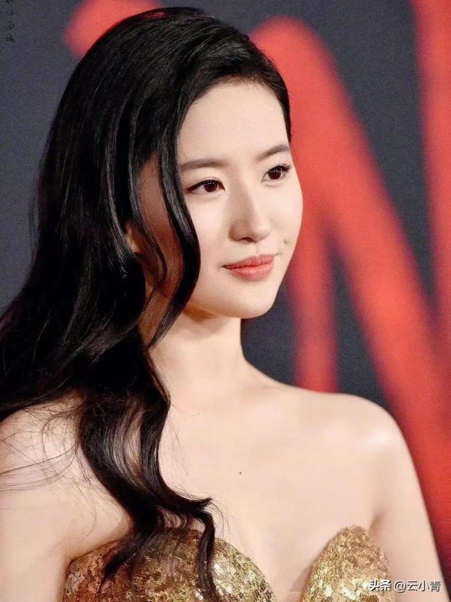 刘亦菲上海路透是要美死谁 原来神仙姐姐是甜妹一枚啊