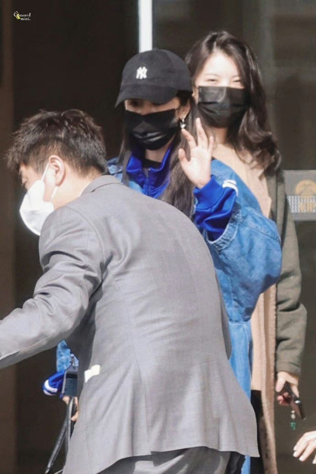 杨幂蓝色大衣造型 ​幂式穿搭从来不让人失望