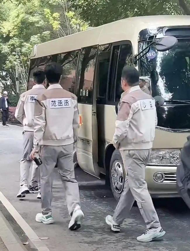 奔跑吧11成都录制路透 全员灰色工装贼带感