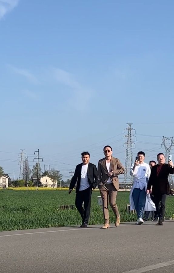 心情不错！汪小菲下乡被女粉包围差点被挤进麦田沟