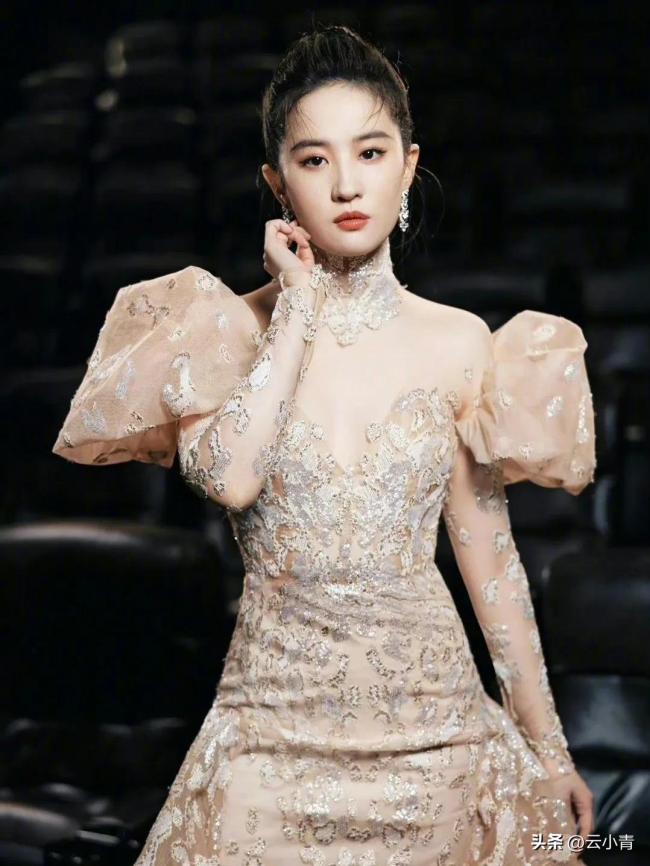 刘亦菲上海路透是要美死谁 原来神仙姐姐是甜妹一枚啊