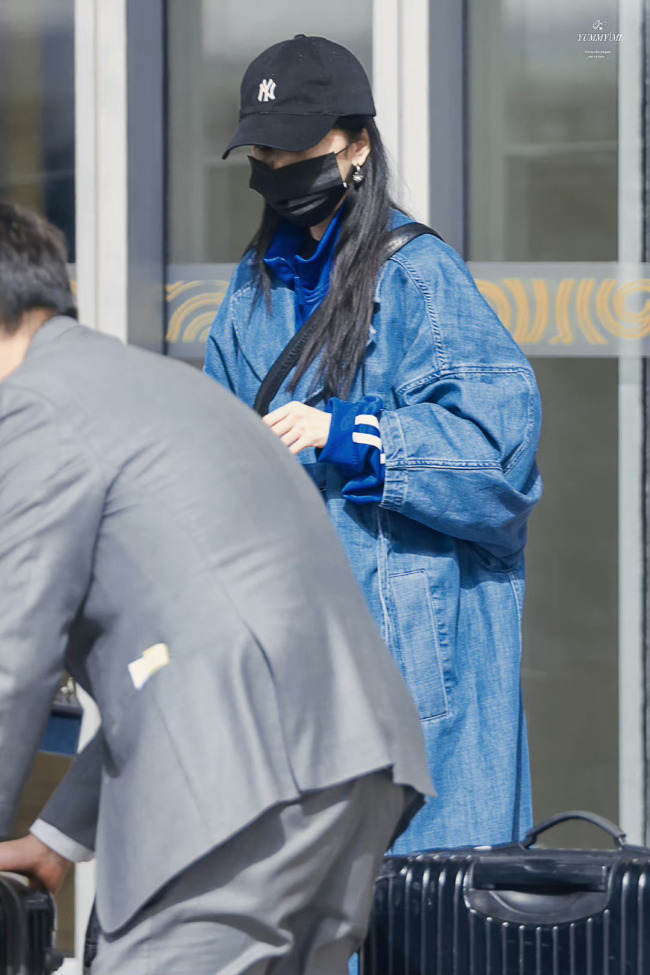杨幂蓝色大衣造型 ​幂式穿搭从来不让人失望