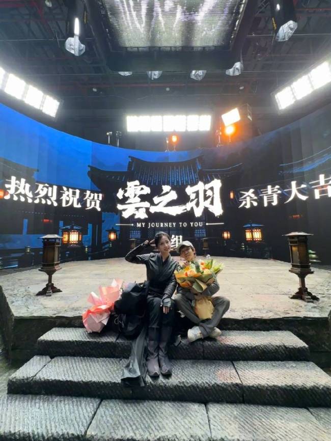 虞书欣晒剧组杀青照 不得不说这剧组的演员是颜狗的天堂吧