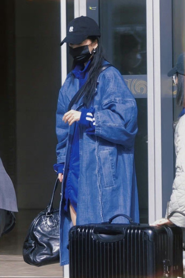 杨幂蓝色大衣造型 ​幂式穿搭从来不让人失望
