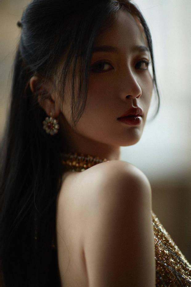 虞书欣鎏金刺绣长裙好美 拍戏都瘦成小鱼干了