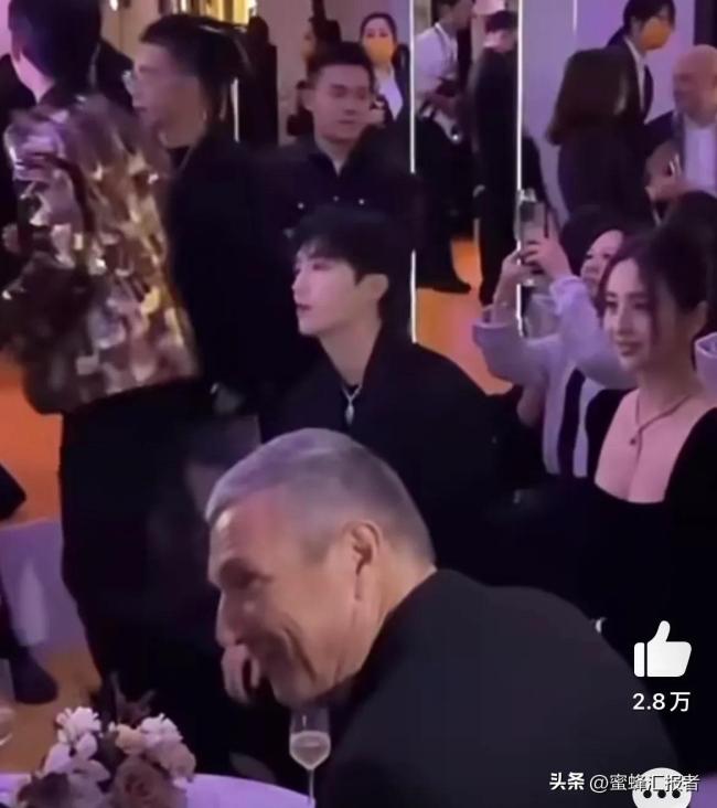 范丞丞给刘亦菲让座 这绅士风度没谁了