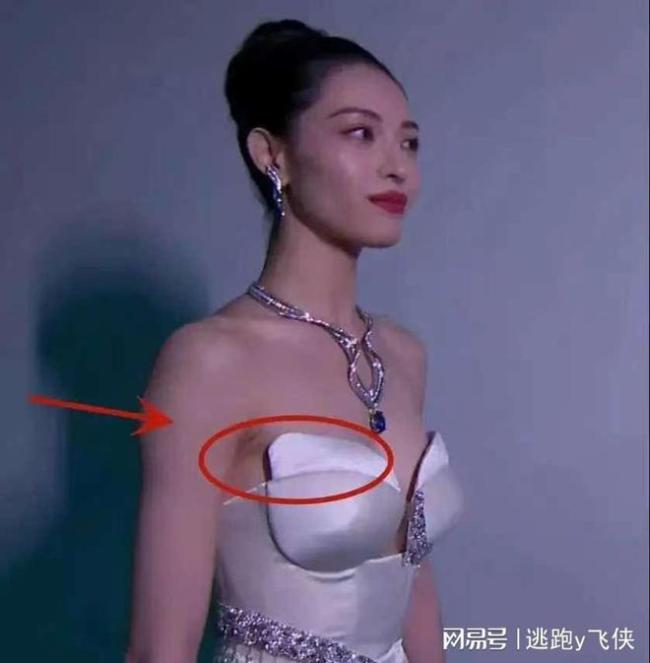 钟楚曦修改礼服引热议 改版后礼服尽显廉价感？