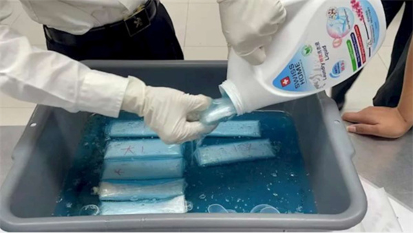104片CPU藏在洗衣液瓶里入境被海关查获