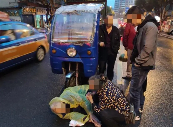 大爷开三轮车上街连撞10多辆车