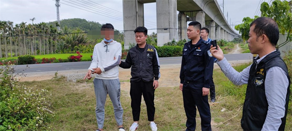 盗窃嫌疑人发现警察以后边跑边陆续扔出5台手机