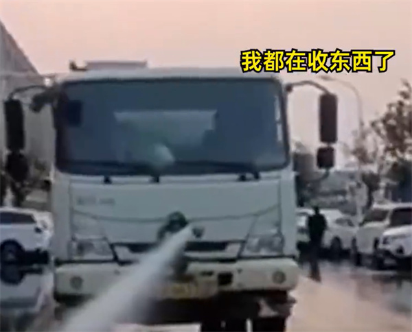 洒水车用喷水来驱赶商贩引不满