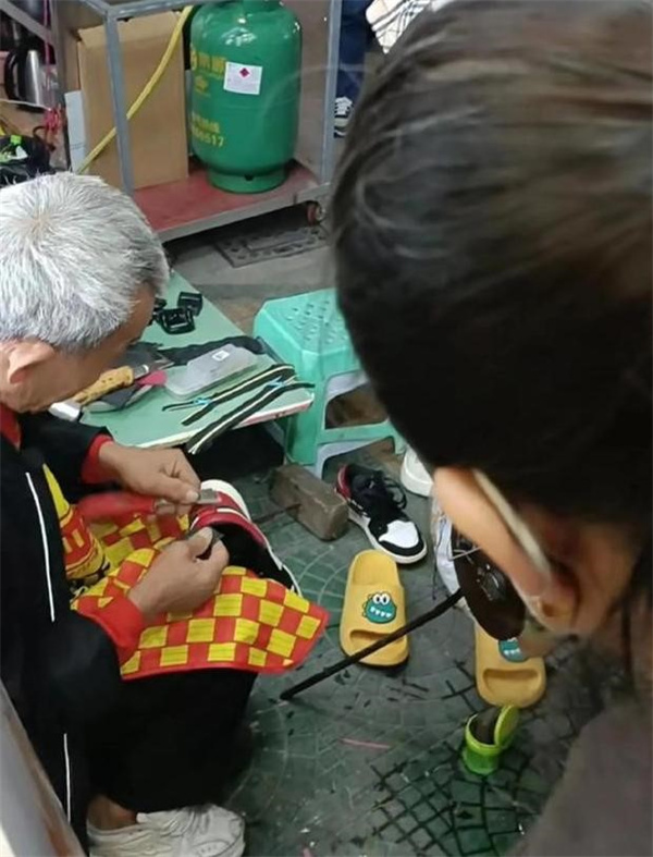 女子三千元的鞋被大爷修坏当场气哭