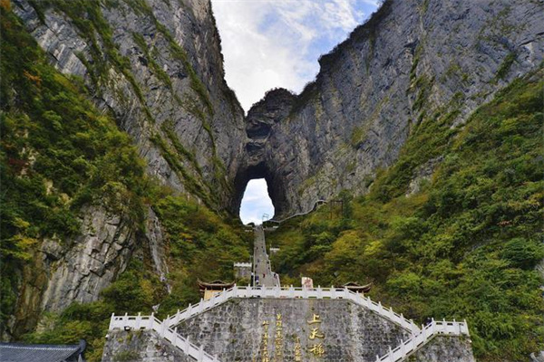 四人在张家界天门山跳崖自杀