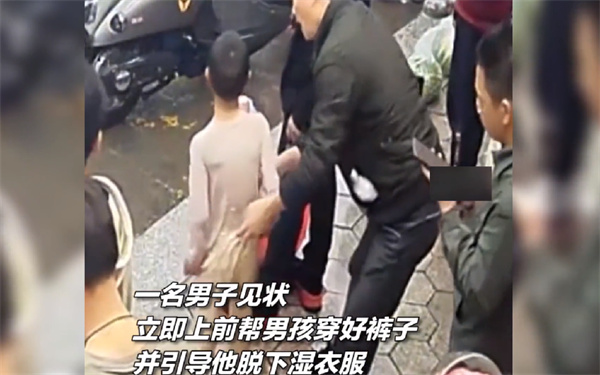 福建男孩在雨中走失