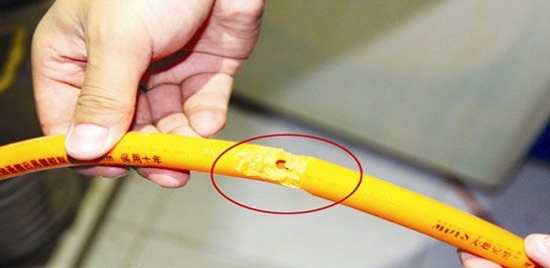 老鼠咬破橡胶管导致燃气泄露