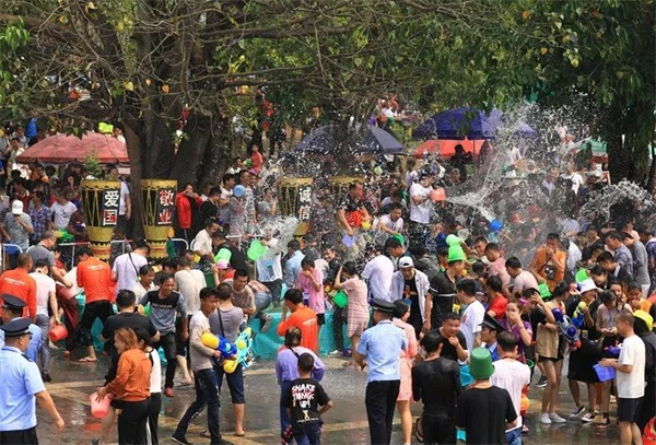 瑞丽泼水节时隔三年再次举办
