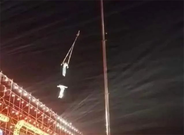 杂技女演员在表演中从高空坠亡