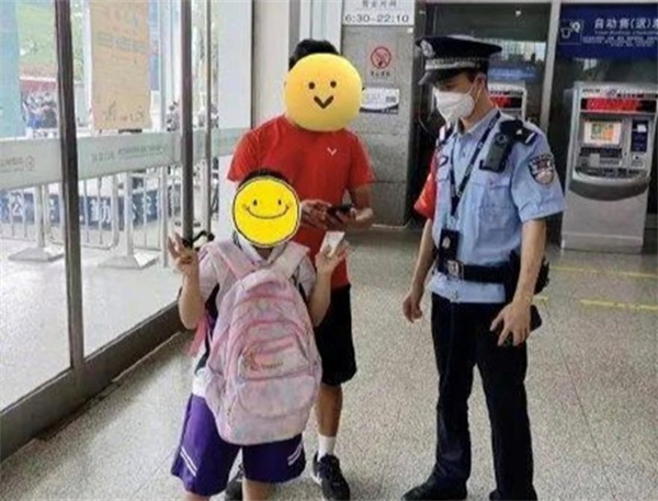 一名智障少年把迷路女童背到派出所