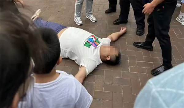 男子在上海迪士尼乐园抽烟将工作人员逼哭