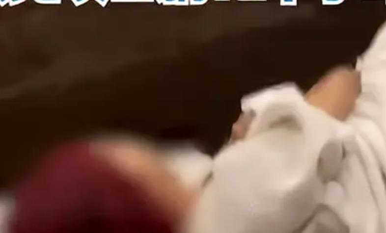 女子做美容不给钱