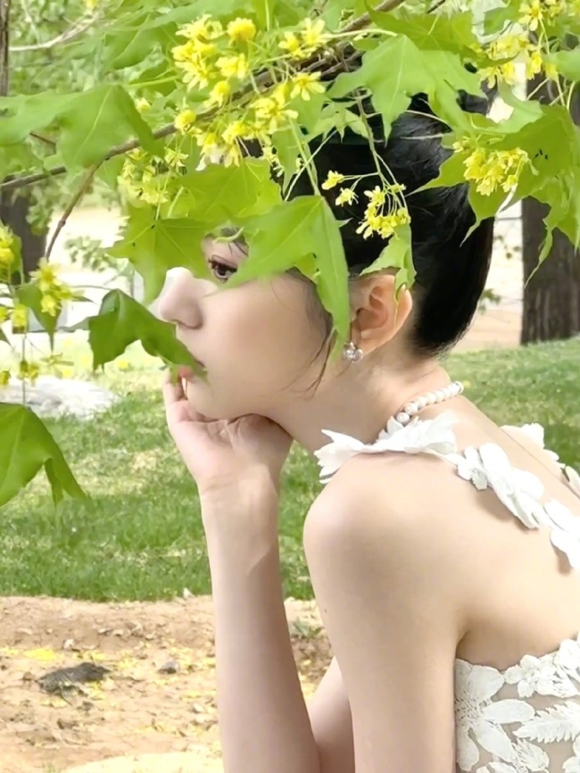 周也北影节开幕红毯造型曝光
