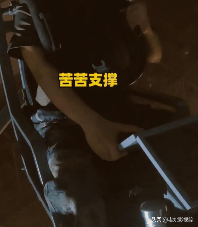 王一博片场意外翻车后扔坚持拍摄 作为他的粉丝一定很骄傲吧