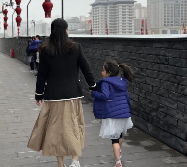 郭晶晶带三个孩子游西安 哥哥搂着妹妹温馨有爱