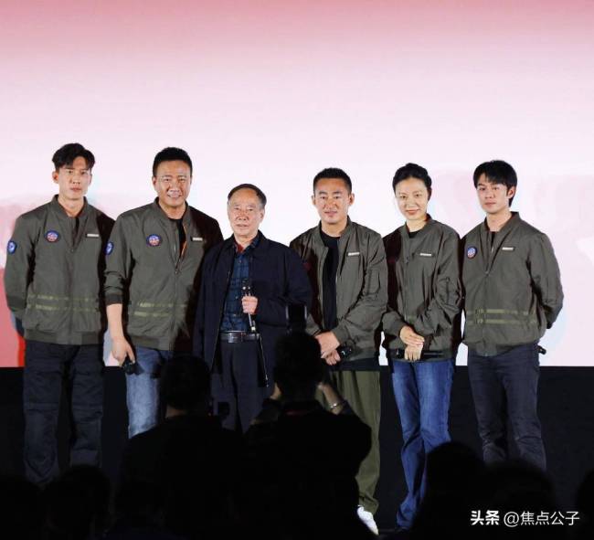 王一博现身长空之王首映 老板杜华也到场助阵