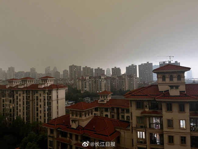 依萍你又去要钱了吗？武汉大暴雨白天变黑夜