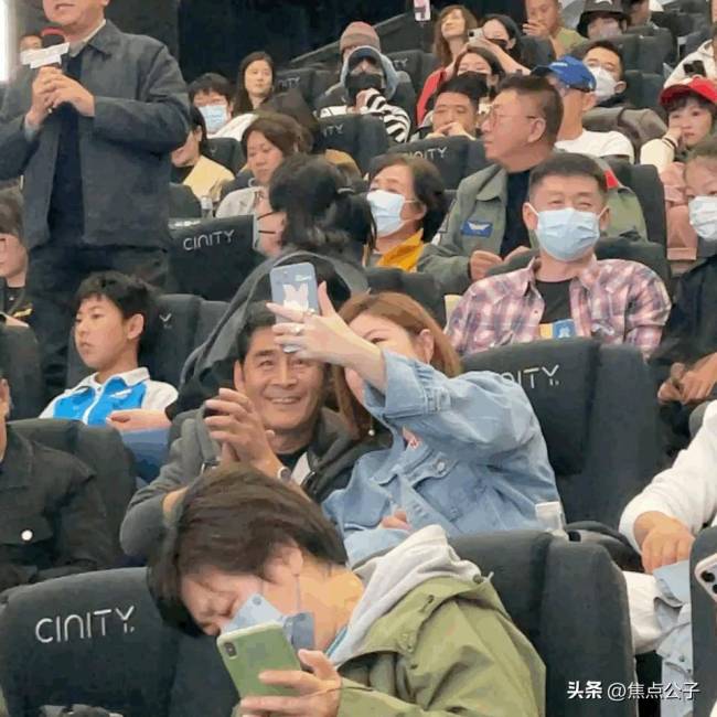 王一博现身长空之王首映 老板杜华也到场助阵