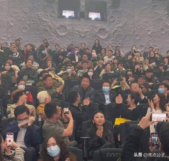 王一博现身长空之王首映 老板杜华也到场助阵
