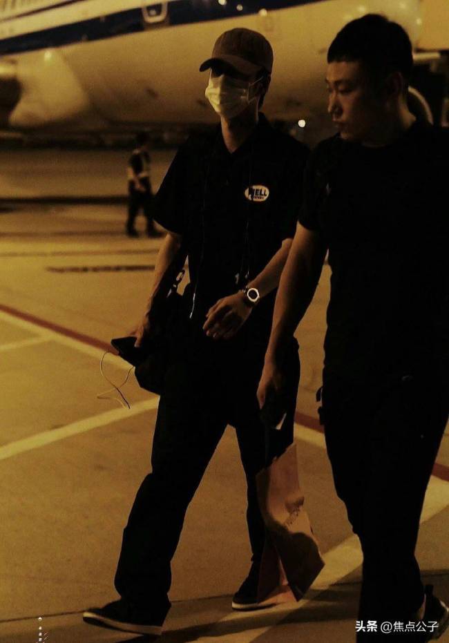 王一博现身长空之王首映 老板杜华也到场助阵