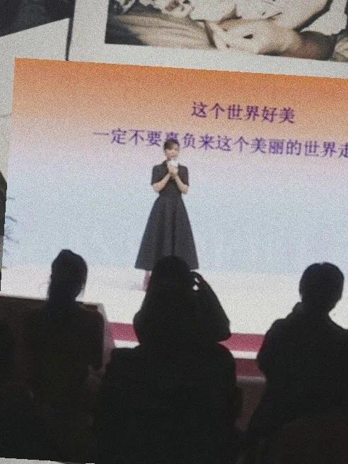 张静初晒自己录取通知书 娱乐圈也开始内卷了？