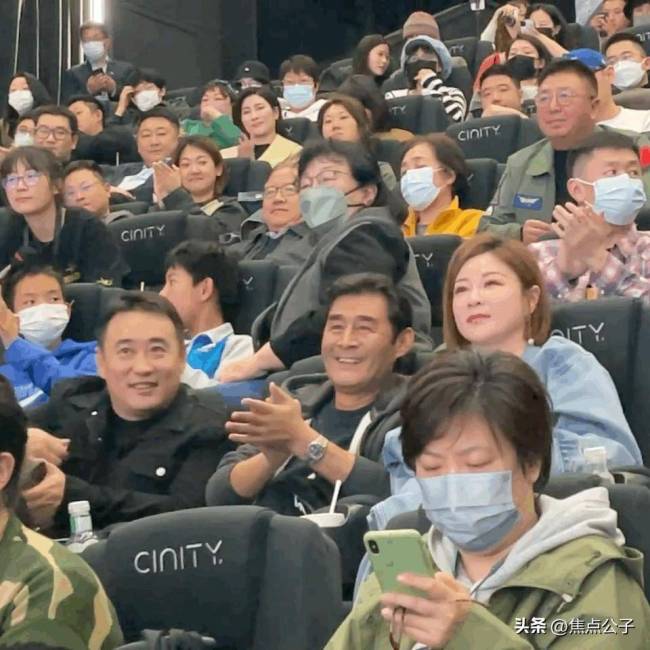 王一博现身长空之王首映 老板杜华也到场助阵