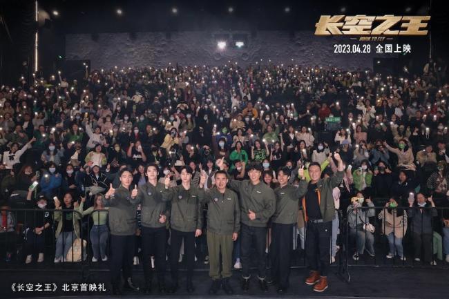 王一博胡军同框 硬汉形象“坐实”