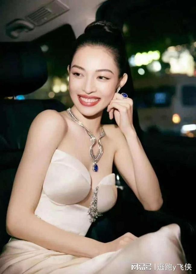钟楚曦修改礼服引热议 改版后礼服尽显廉价感？