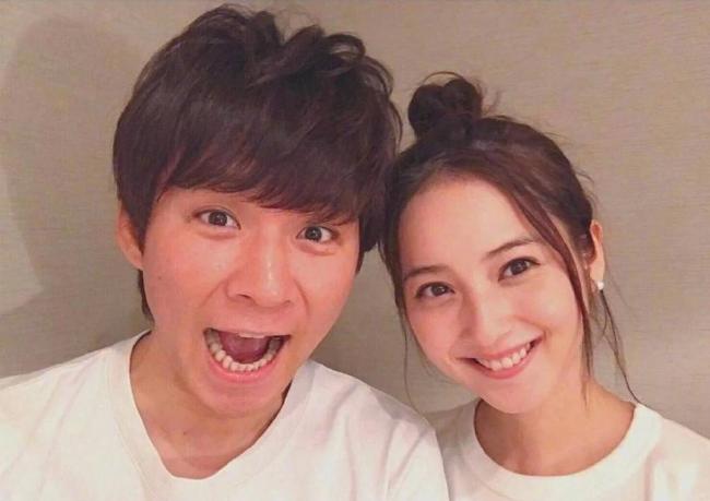 佐佐木希官宣二胎得子 老公多次出轨依旧选择原谅