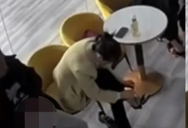 对女子露出下体