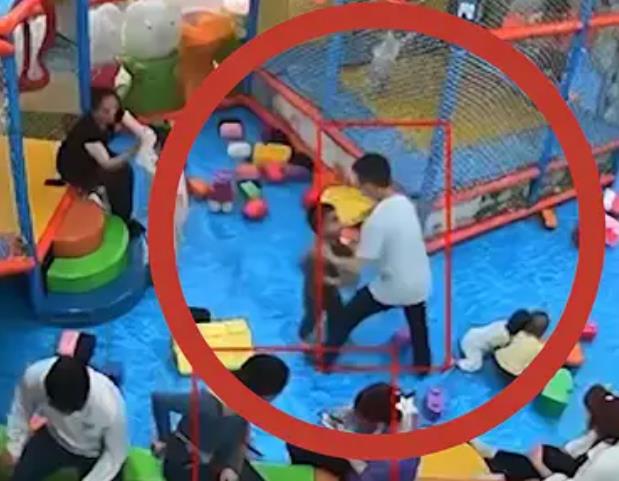 男子怒摔男童