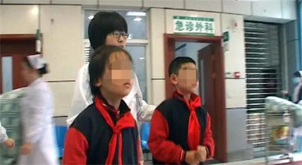 女子动车上提醒男子小声打电话被骂