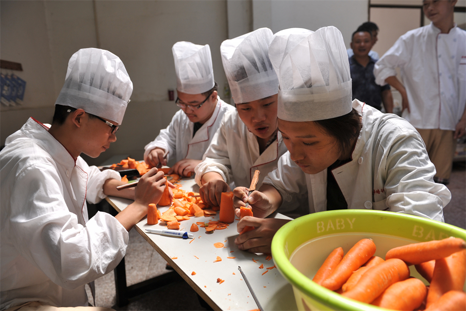 15岁初中毕业能做什么工作