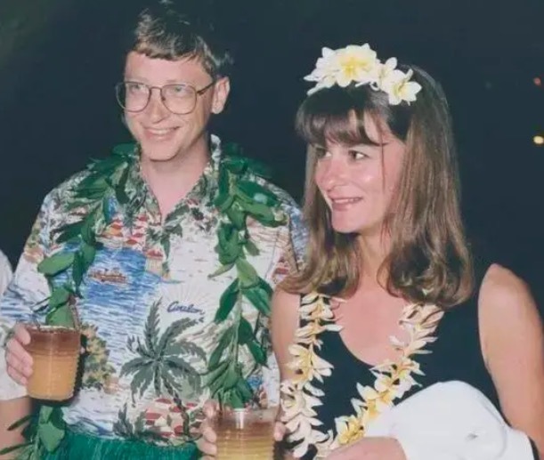 盖茨再爆婚外情！与20岁俄天才美女有染 淫魔富豪爱泼斯坦曾与她交往