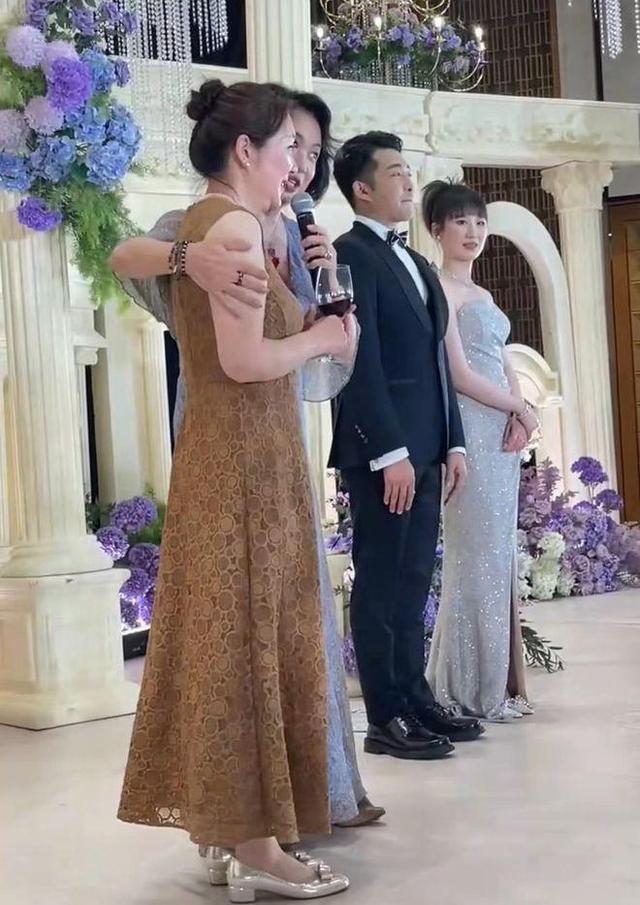 金星参加干女儿婚礼 上台活跃气氛送祝福，现场发言气场强！